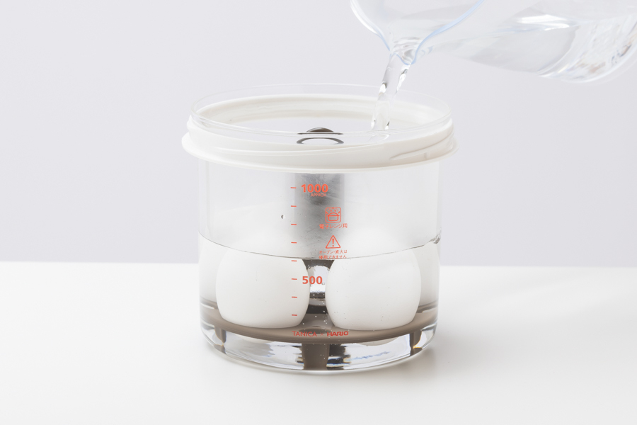 沸騰させたお湯(約600ml)を内容器に注ぎます